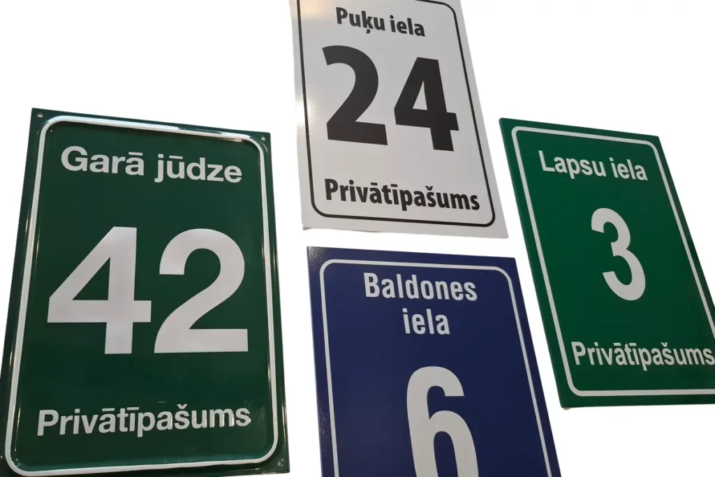Mājas numura zīmes, atbilstoši noteiktajiem standartiem